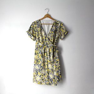 Banana Republic wrap Dress sz 0 floral abstract V-neck short sleeves satin